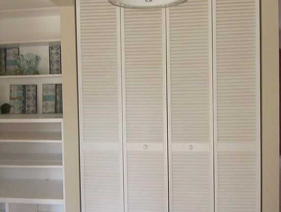 The ceramic tile front entry allows nice flow throughout the first floor.  Turn right to enter the living room or left into the formal dining room.
