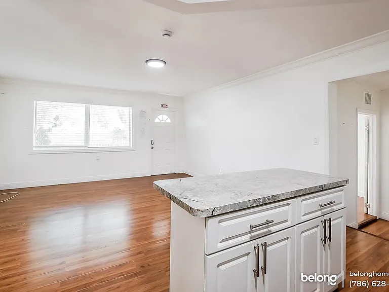 5631 Polk St — Photo 9