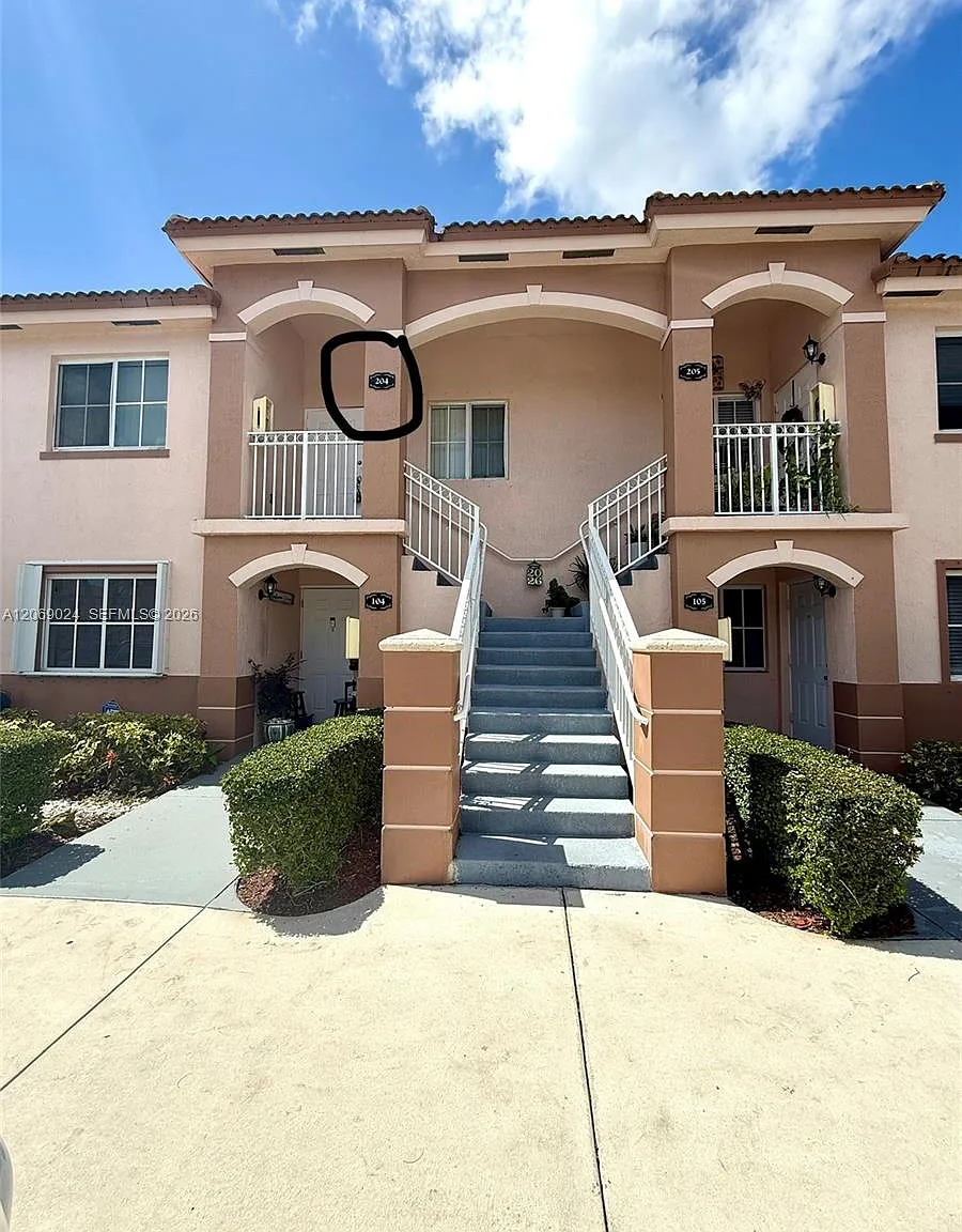 Venetia Gardens Condo — Photo 1
