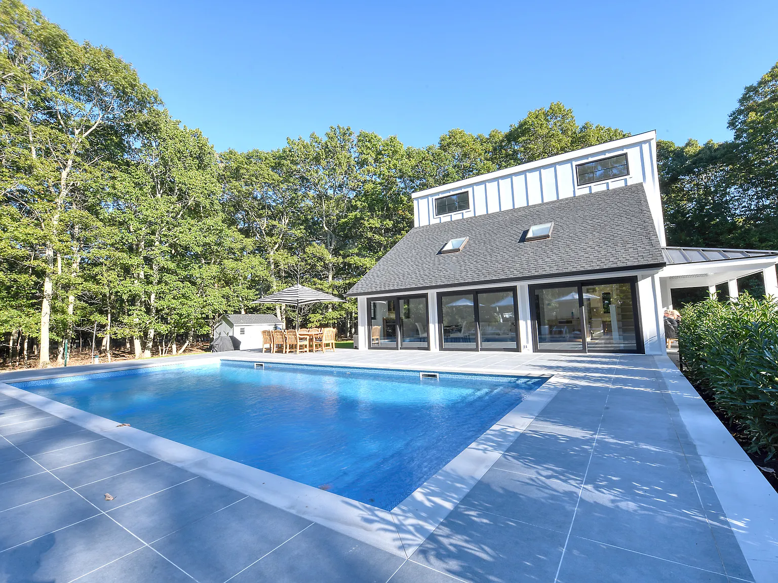 Updated East Hampton Serenity — Photo 4