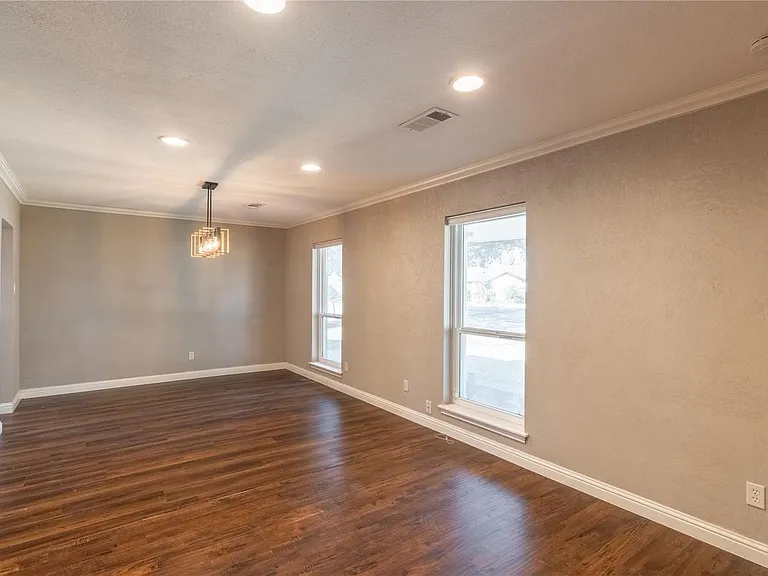 8419 Sharpview Dr — Photo 4