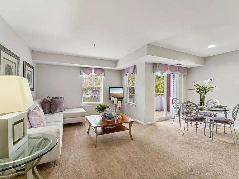 2 Bedrooms, 2 Full Bathrooms, 1147 Square Feet - Living/Dining Area