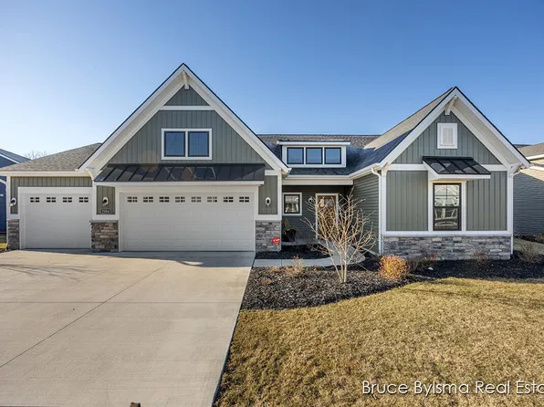 2964 Isle Grand Dr, Belmont, MI 49306