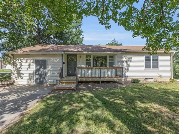 833 N Sycamore St, Ottawa, KS 66067