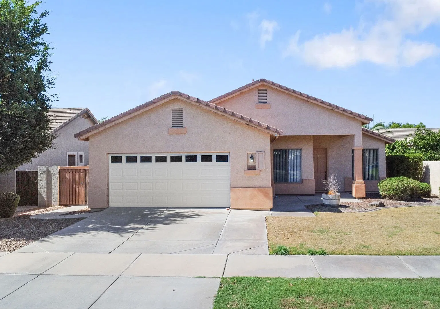 Charming 4 Bedroom Single Level Home with Pool in Higley Grove — Photo 1