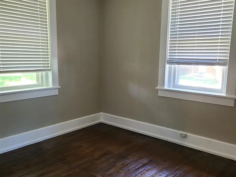 504 N Spring St #B — Photo 9