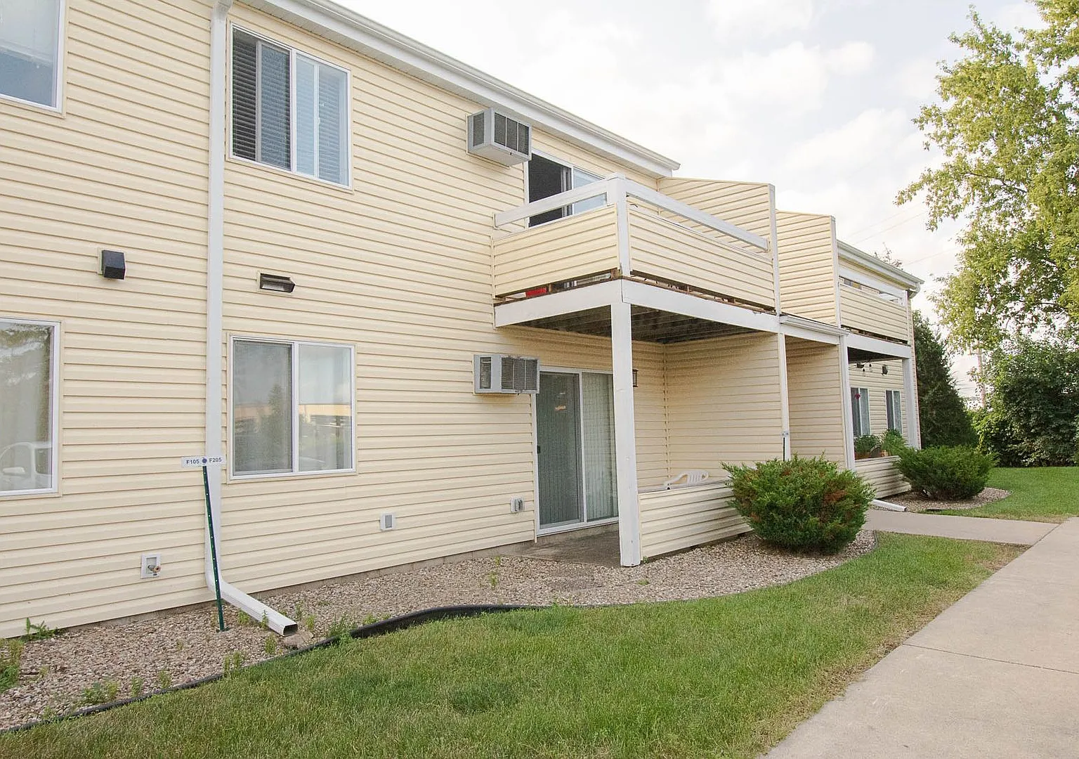 Main floor 2br condo steps from the Douglas Trail! — Photo 1
