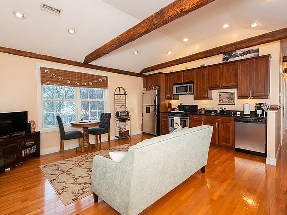5th image of 8 Essex St #2