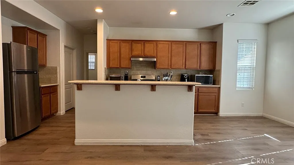 5 bed, 3.0 bath, 2700 sqft, $3,700 — Photo 3