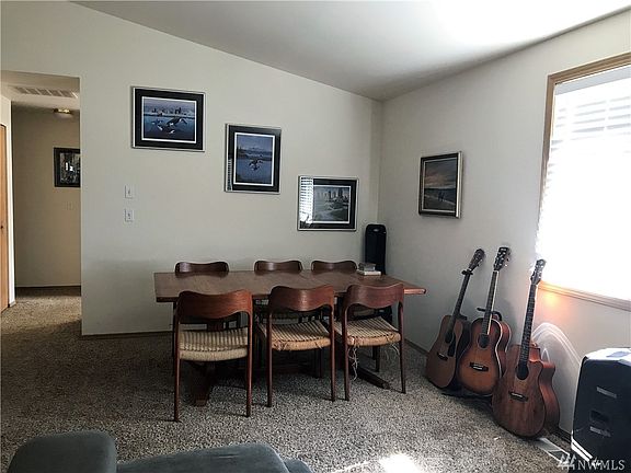 3rd image of 204 Meadow Ln