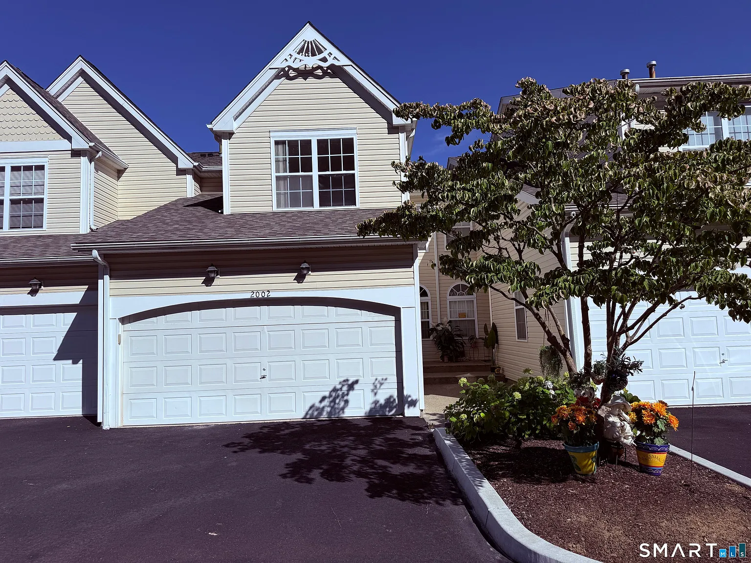 3 bed, 2.5 bath, 2127 sqft, $3,500 — Photo 2