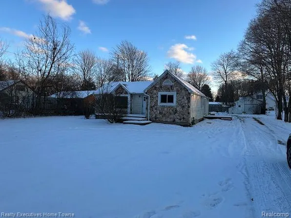 3081 Simpson Rd, Fort Gratiot, MI 48059