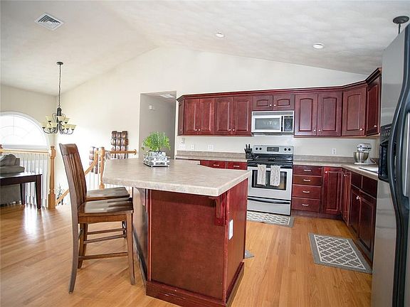 4th image of 69 Pine Hill Ave