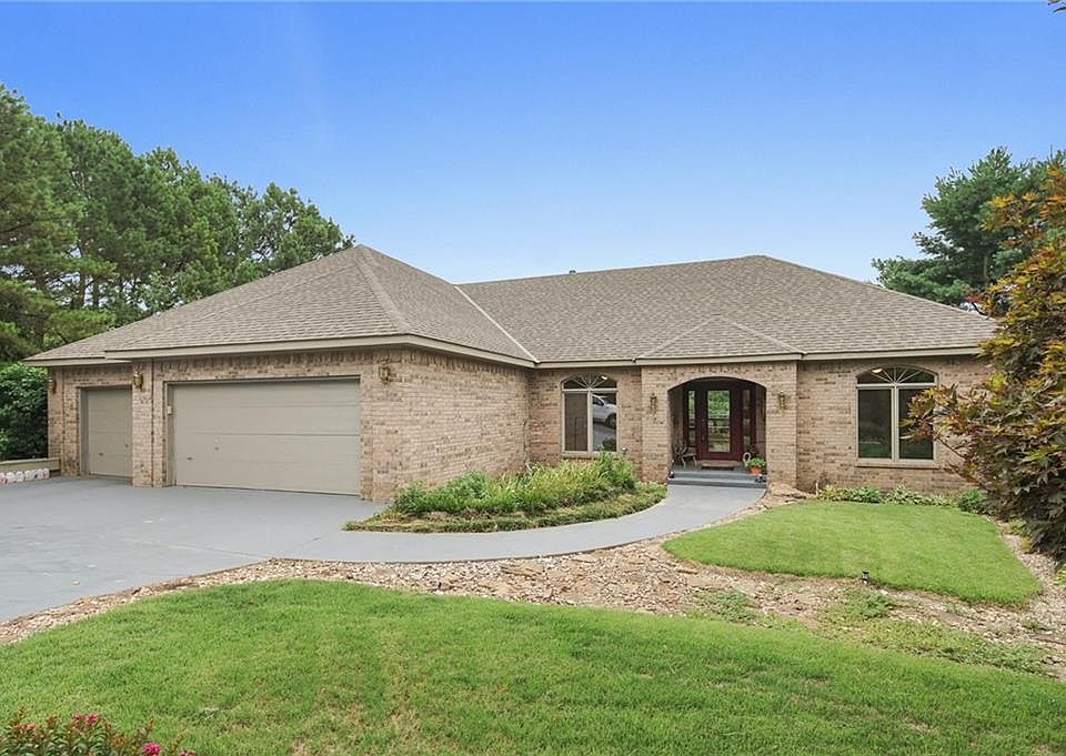 1st image of 11 Stirling Cir
