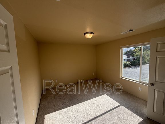 3rd image of 820 NE 8th St
