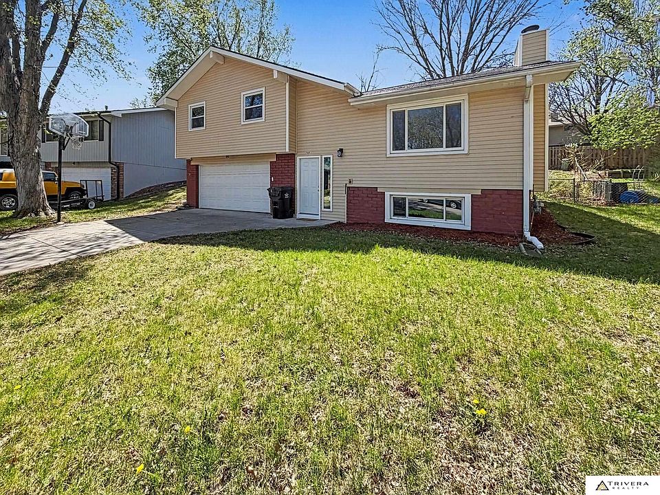 1st image of 749 W Leon Dr