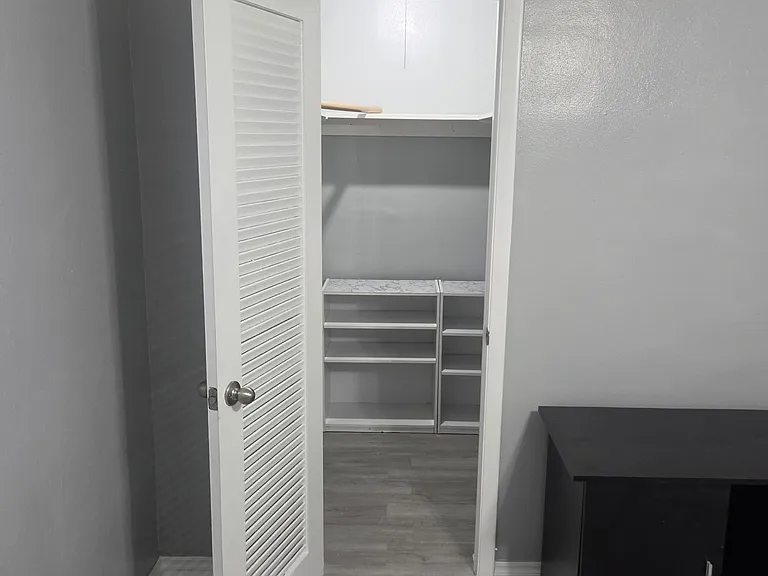 2031 Dewey St — Photo 8