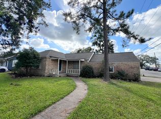 304 E Live Oak St, Angleton, TX 77515