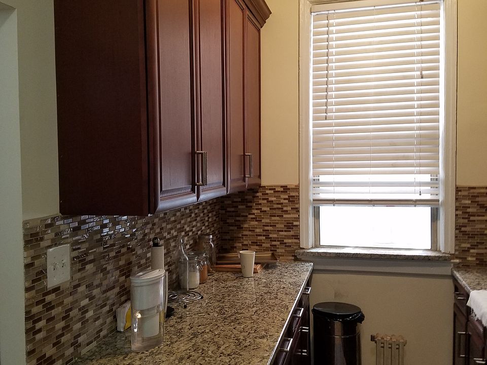 2nd image of 3558 Crescent St