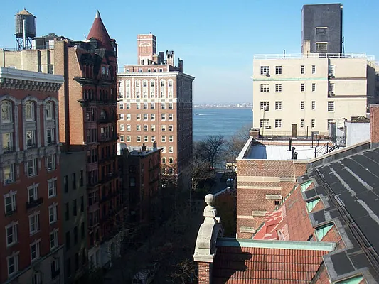 Sold by Sotheby's International Realty | media 9