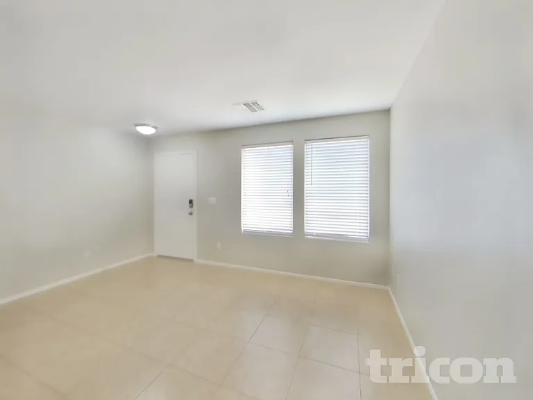 938 E Kelsi Ave — Photo 2