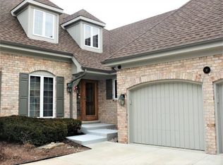 10 Tartan Ridge Rd, Burr Ridge, IL 60527