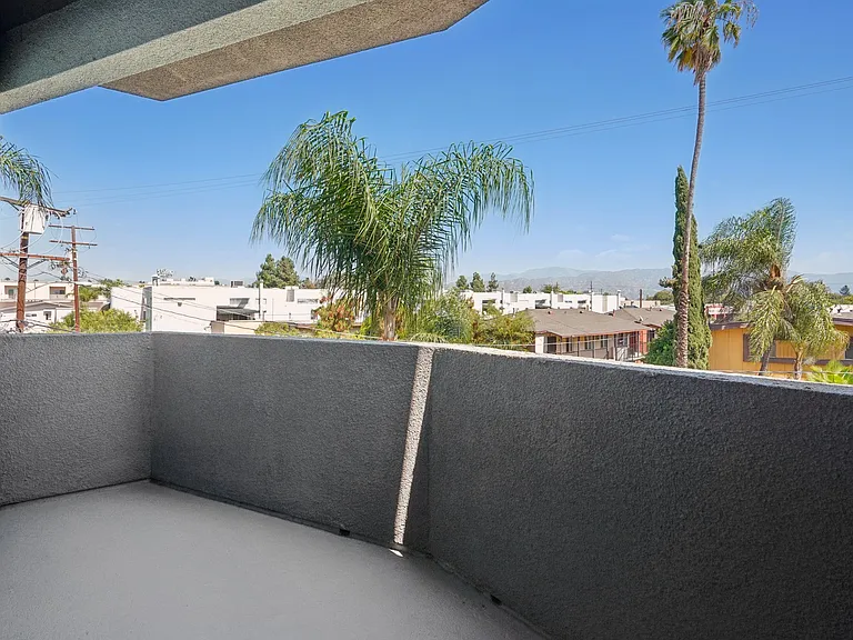 11657 Oxnard Str. — Photo 43