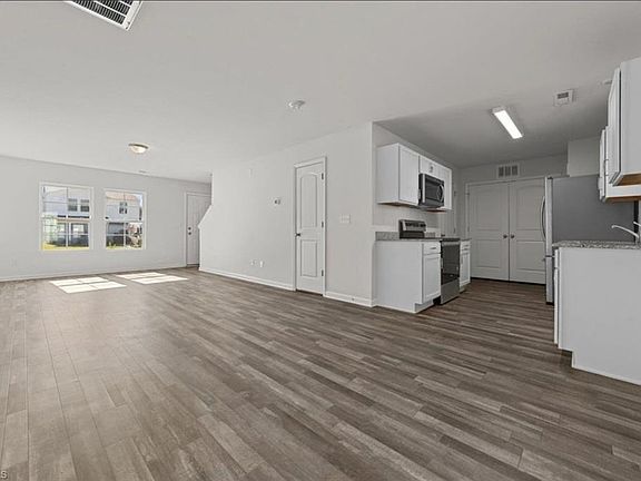 5th image of 213 Pleasant Willow Pl