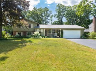 12 Bright Oaks Dr, Rochester, NY 14624