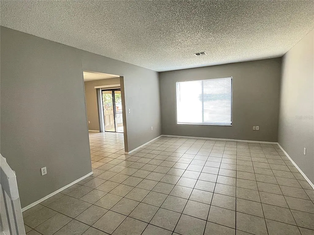 3 bed, 2.5 bath, 1320 sqft, $1,900 — Photo 3