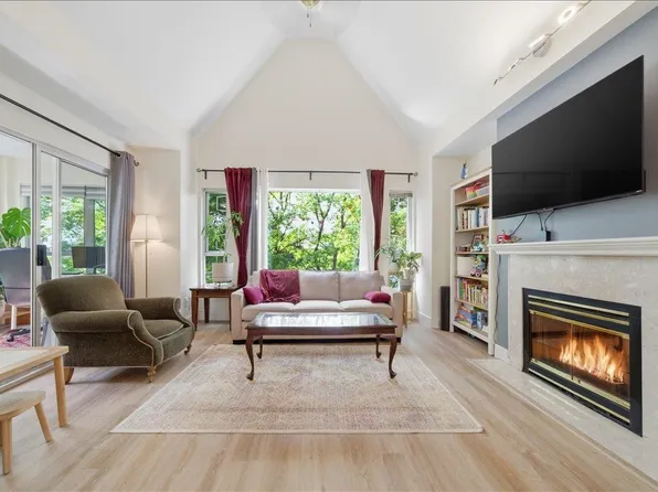 1550 Fell Ave #309, North Vancouver, BC V7P 3E7