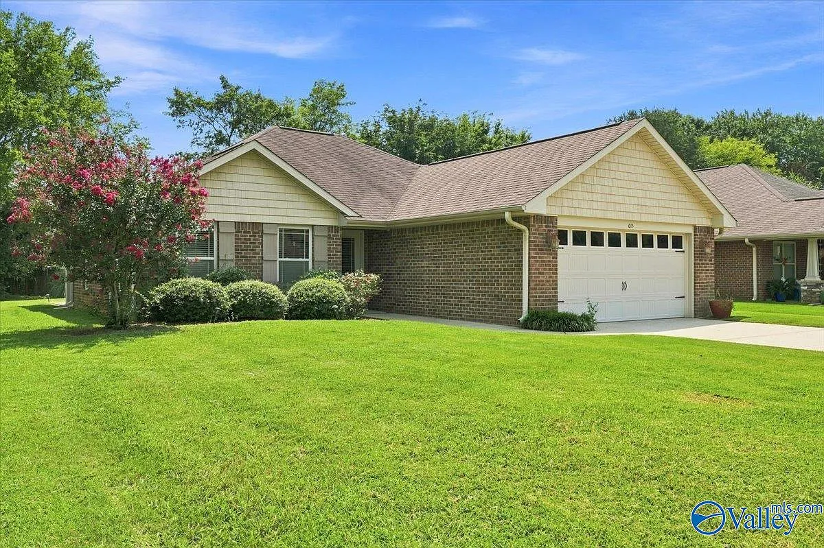 3 bed, 2.0 bath, 1312 sqft, $1,700 — Photo 3
