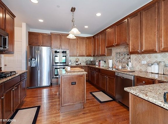 3rd image of 1020 Hickory Dr