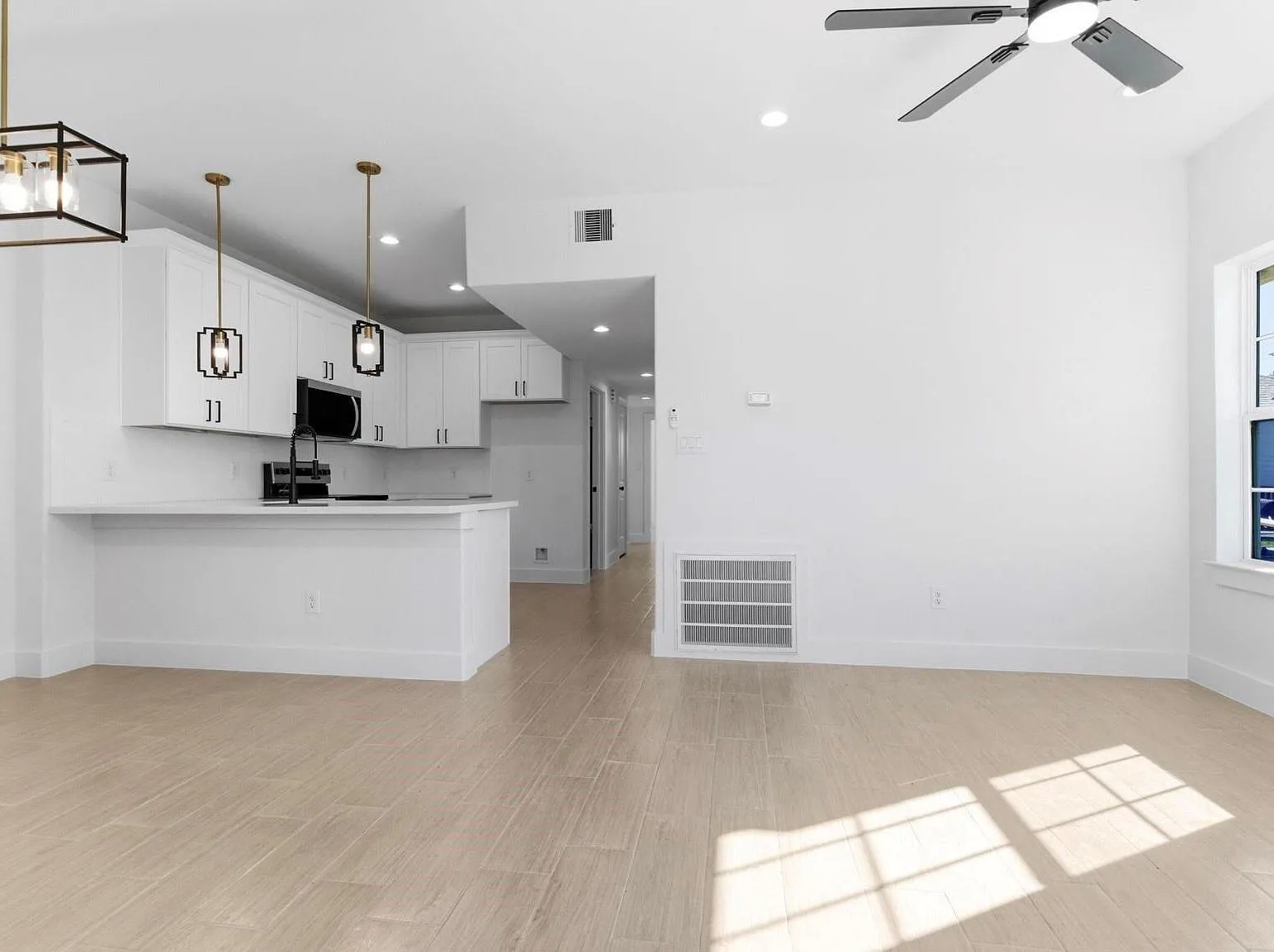 3 bed, 2.0 bath, 1187 sqft, $1,850 — Photo 3