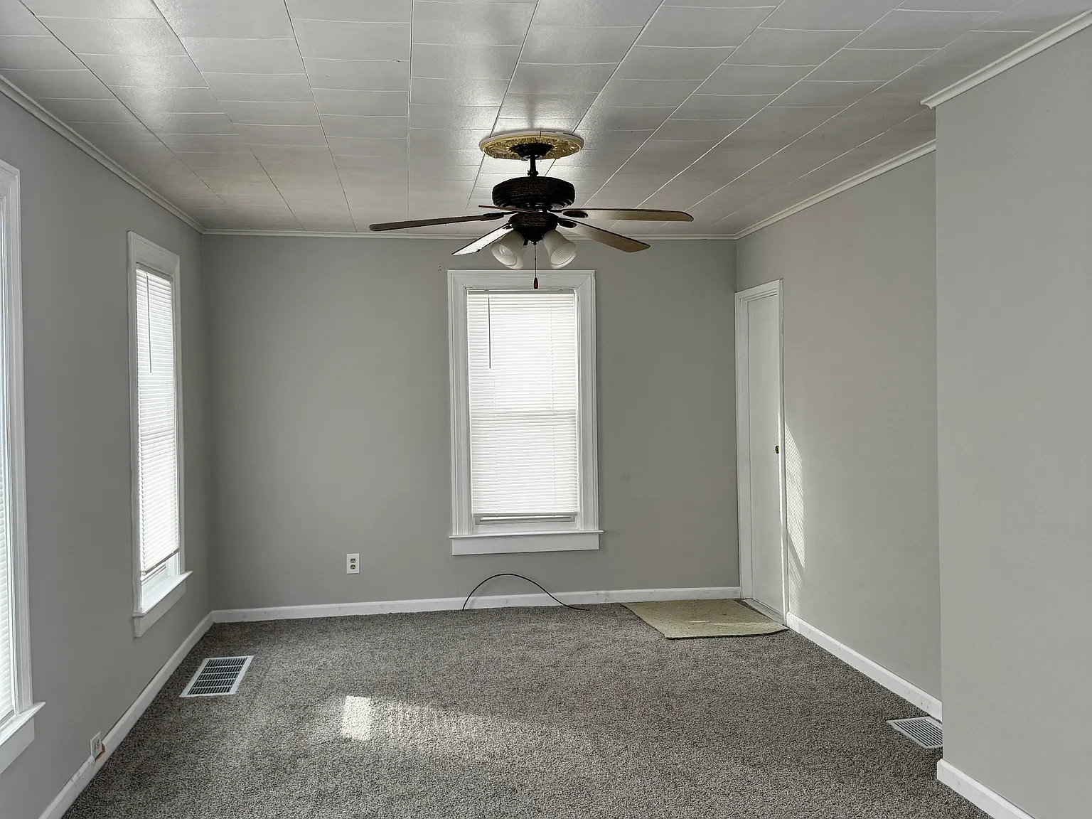 3 bed, 1300 sqft, $1,250 — Photo 1