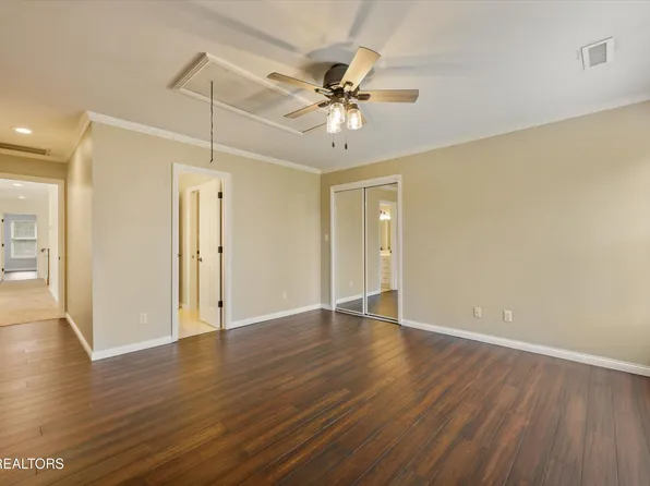 16 Radcliff Ter, Oak Ridge, TN 37830