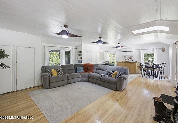 4th image of 1076 Perrett Rd