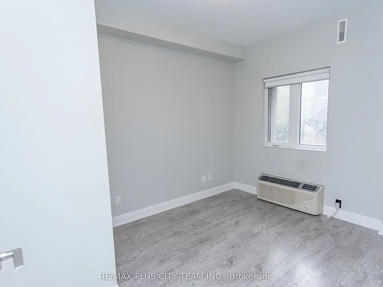 686 Bathurst St #202 — Photo 6