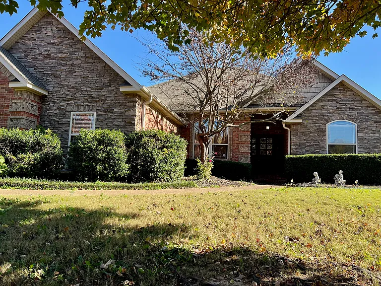 1450 Whippoorwill Ln — Photo 1