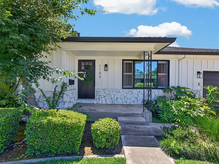 1106 Lake Home Dr — Photo 1