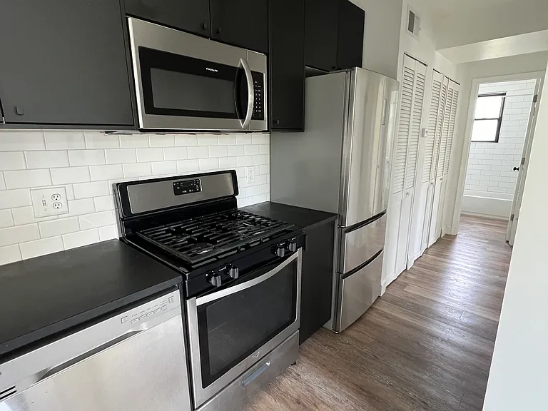 239 12th Pl NE #3 — Photo 2