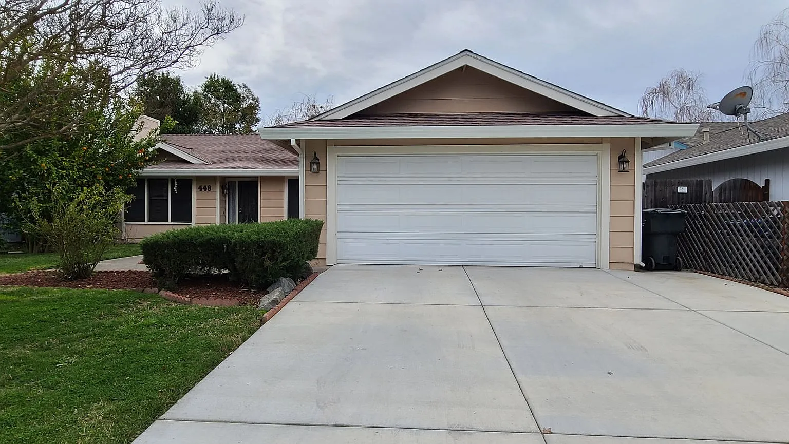 Beautiful 2 Bedroom Plus a Den in Desirable Greenhaven/Pocket Neighborhood! — Photo 1