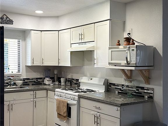 5th image of 2825 Irwin Ave