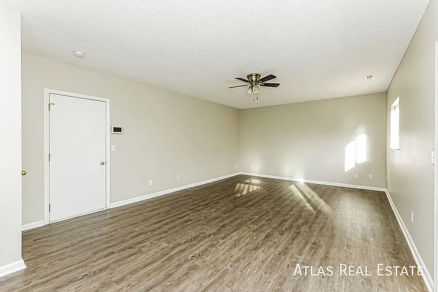 Available Now!! Beautiful 4 Bed 3 Bath Home With Finished Basement! Free 55" Tv If Moved In By 8/31! — Photo 2
