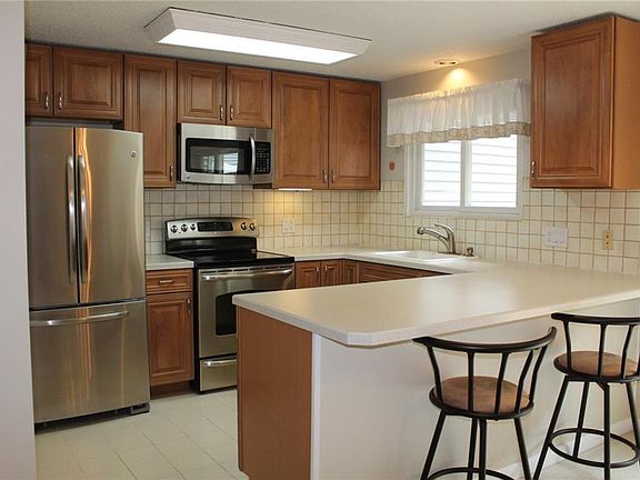 3rd image of 814 Williamsburg Cir