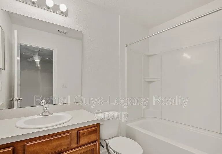425 Servia Dr — Photo 13