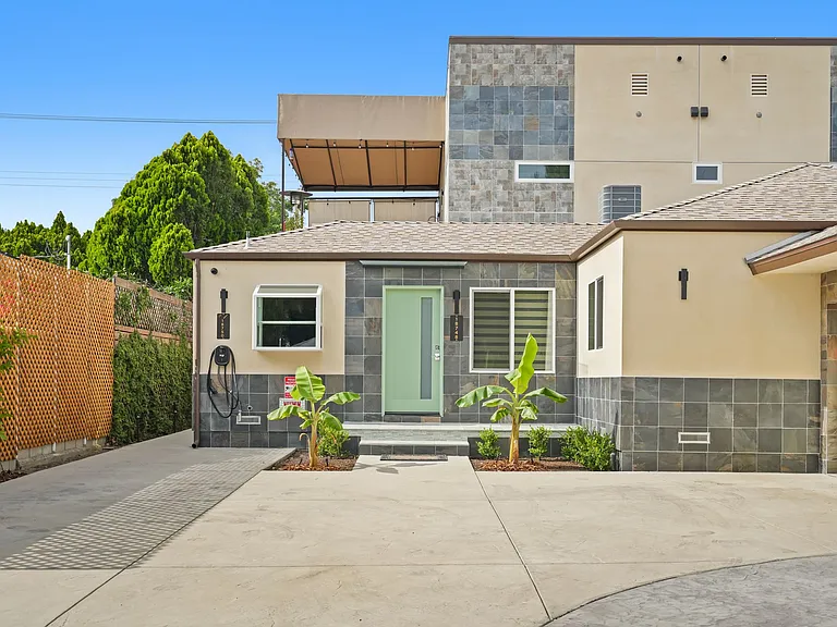 18748 Collins St — Photo 2