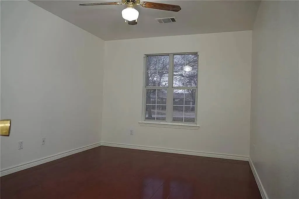 3 bed, 1339 sqft, $2,100 — Photo 3