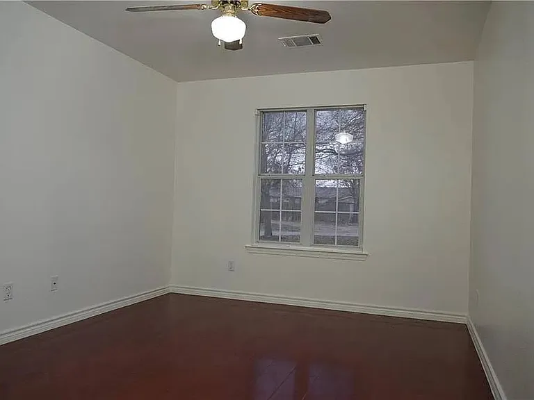 2103 Bluebonnet Dr — Photo 2