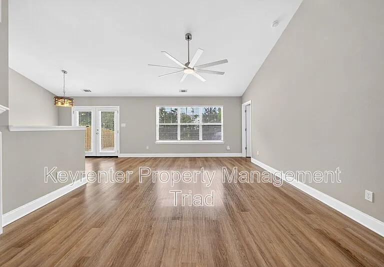 1153 Hawick Dr — Photo 29
